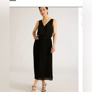 SOFIA VERGARA Elegant Black Pleated Dress